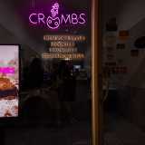 ...un laboratorio che sforna esclusivamente dolci tipici americani, tra cui proprio la �riproduzione� dei famosi crumbl